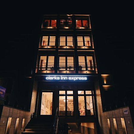 Clarks Inn Express, Дехрадун Экстерьер фото