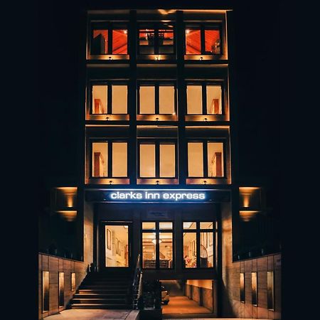 Clarks Inn Express, Дехрадун Экстерьер фото
