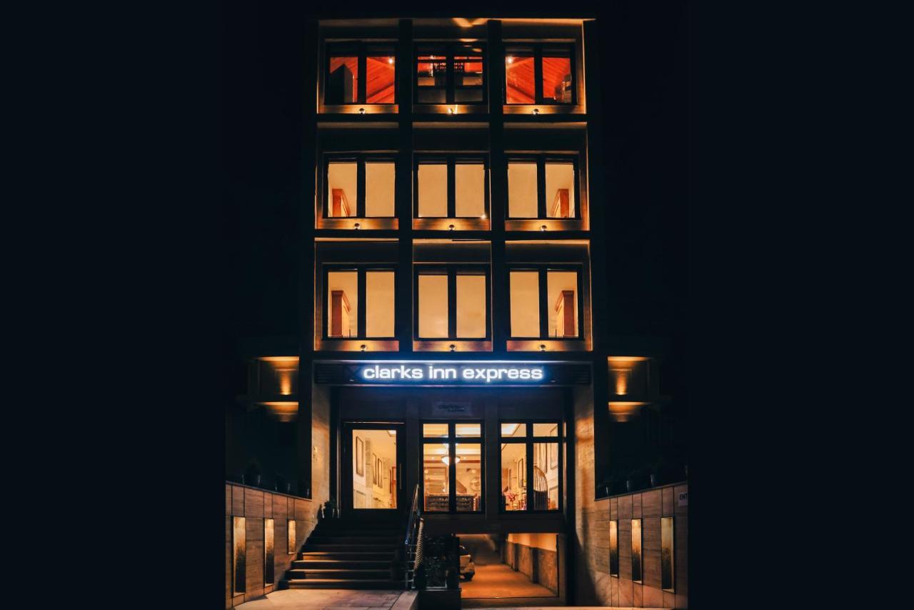 Clarks Inn Express, Дехрадун Экстерьер фото